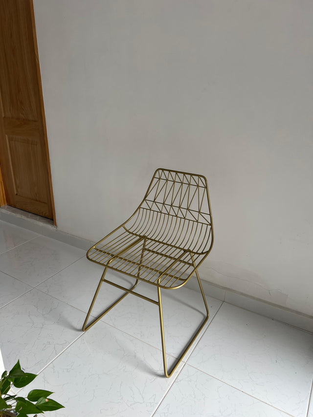 Silla de comedor decorada dorada